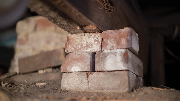 Settling columns in a crawl space